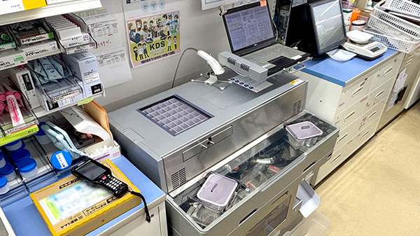 薬局トモズ武蔵新城店の調剤器具