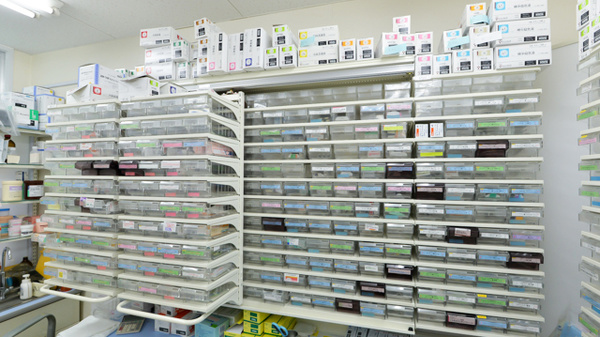 V・drug　守山小幡薬局の薬棚