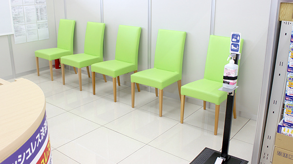 ウェルパーク薬局小平小川橋店の待合スペース