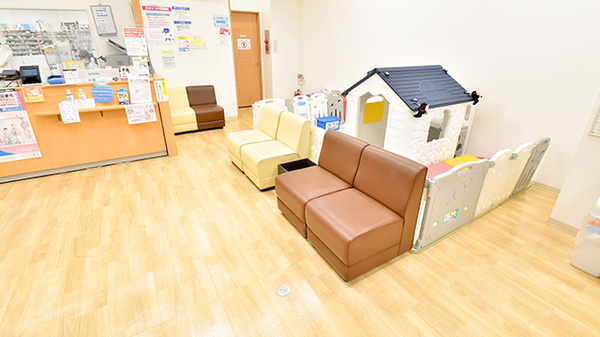 ファーマライズ薬局　本八幡店の待合スペース