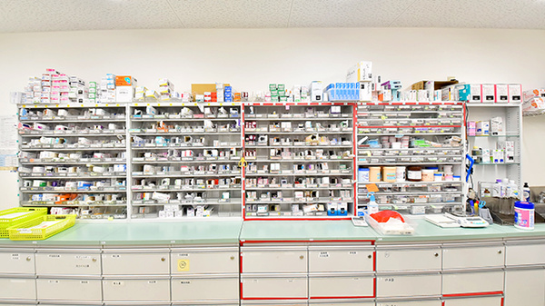 ファーマライズ薬局　本八幡店の薬棚