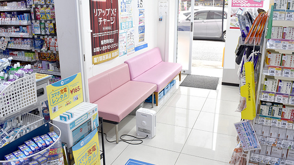 アカカベ薬局　寝屋川池田店の待合スペース