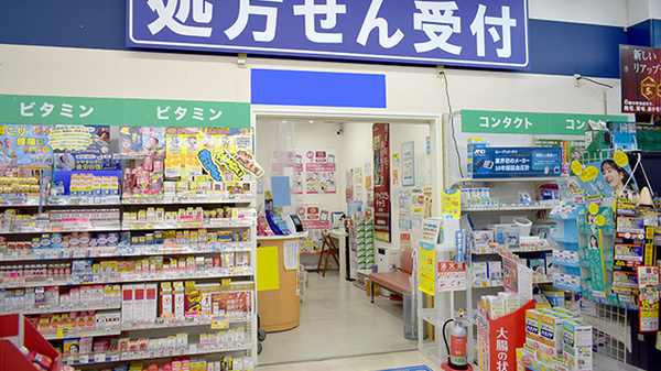 アカカベ薬局津の辺店の入口
