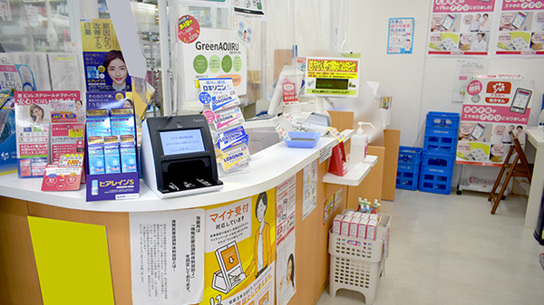 アカカベ薬局津の辺店の受付/カウンター