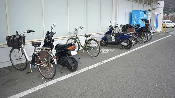 アカカベ薬局津の辺店の駐輪場