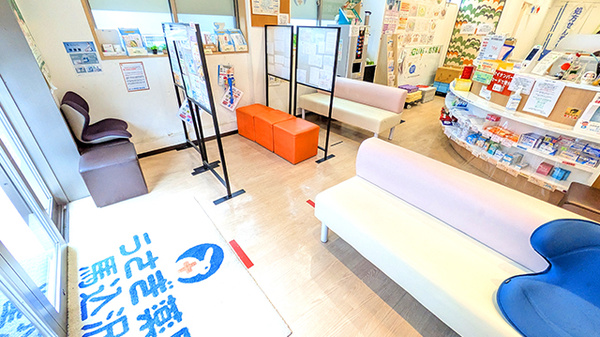 うさぎ薬局　馬込沢店の待合スペース