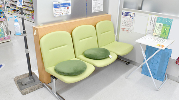 ヤックスドラッグ横田薬局の待合スペース