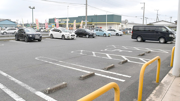 ヤックスドラッグ横田薬局の駐車場