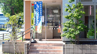 県庁前アース薬局の入口