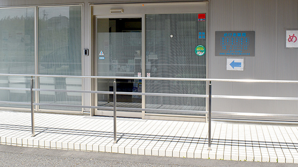 めけあ薬局の入口