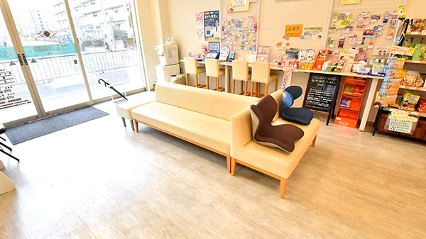 サエラ薬局 枚方店の待合スペース