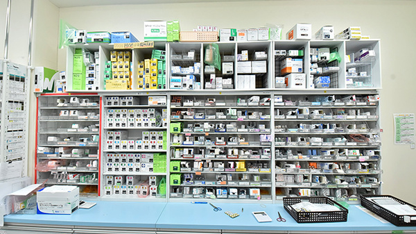 サエラ薬局 枚方店の薬棚