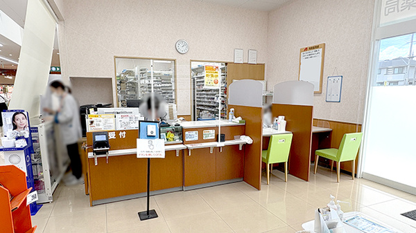 クスリのアオキ斑鳩薬局の受付/カウンター