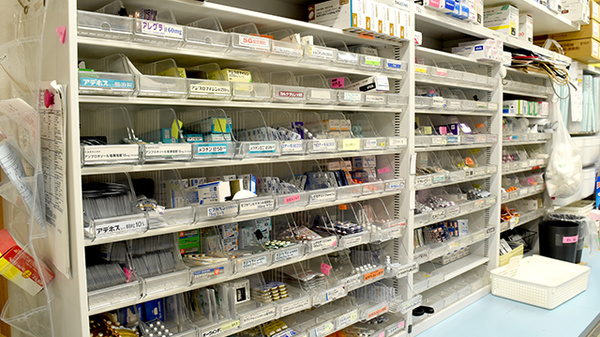 はるか調剤薬局の薬棚