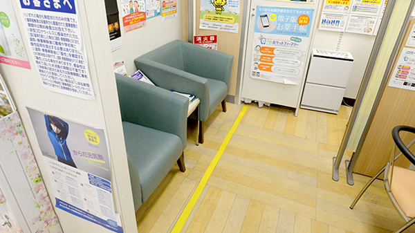 イオン薬局松江店の待合スペース