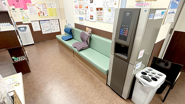 山本薬局本店（大阪府岸和田市）の待合スペース