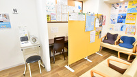 サエラ薬局 東戸塚店の感染予防待合スペース