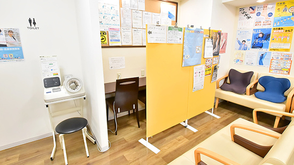 サエラ薬局 東戸塚店の感染予防待合スペース