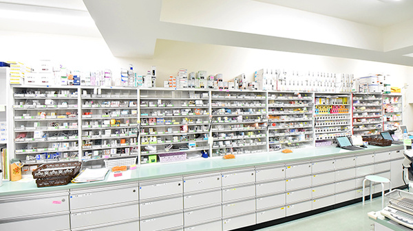 サエラ薬局 東戸塚店の薬棚
