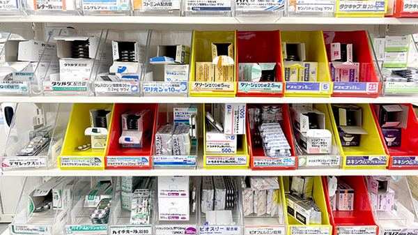薬局トモズ新丸子店の薬棚