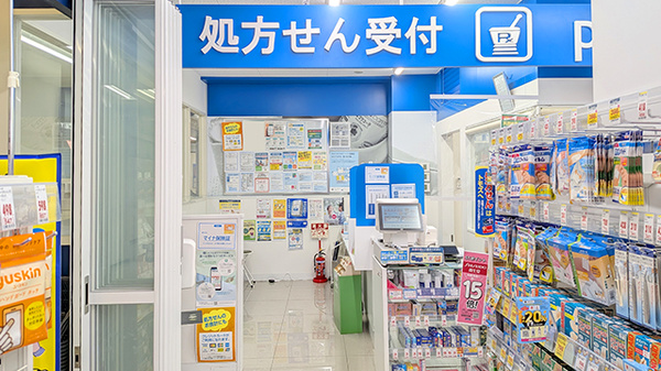 薬局トモズ東武練馬店の入口