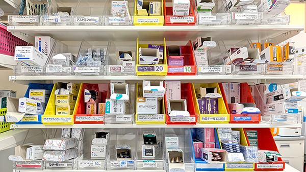 薬局トモズ東武練馬店の薬棚