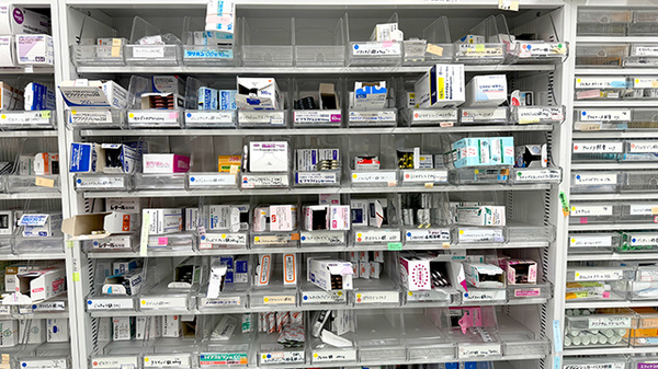 ハート薬局の薬棚