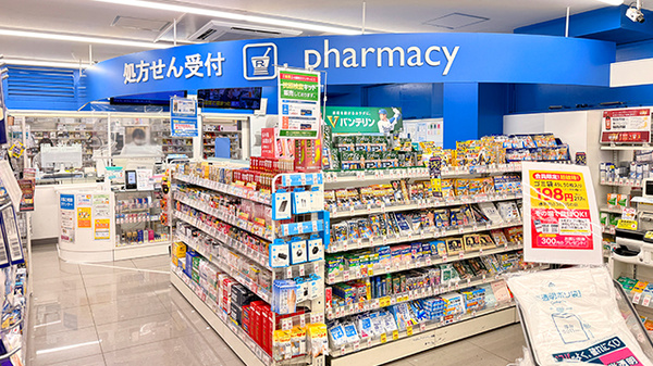 薬局トモズ北浦和店の入口