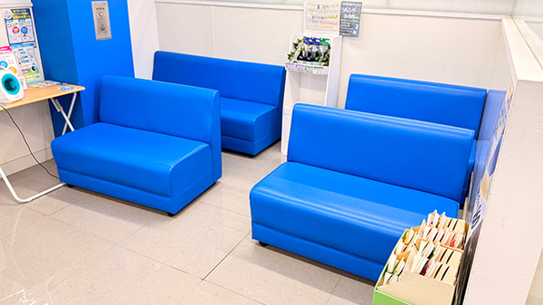 薬局トモズ北浦和店の待合スペース