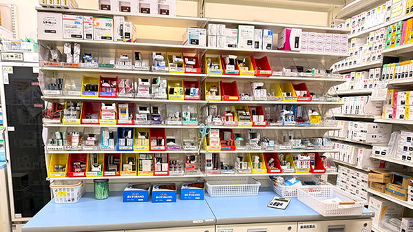 薬局トモズ北浦和店の薬棚