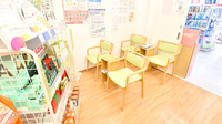 グリーンドラッグ薬局 伊祖店の待合スペース