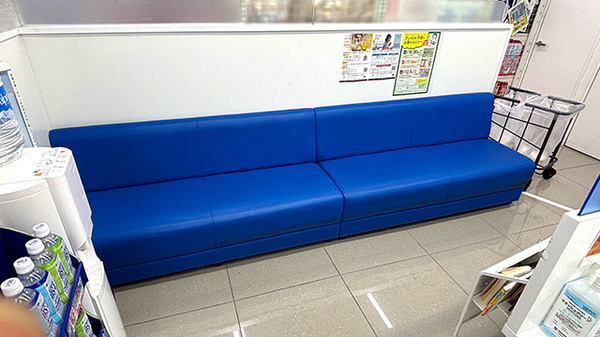 薬局トモズ 鷺沼北口店の待合スペース