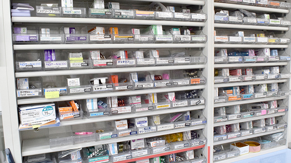 さくらんぼ薬局的場店の薬棚