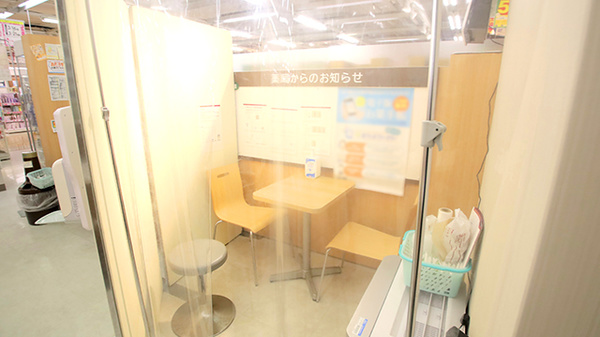 イオン薬局加古川店の感染予防待合スペース