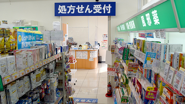 アカカベ薬局　木田町店の入口