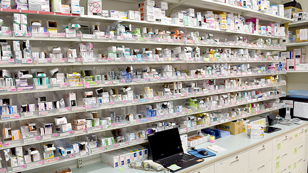アカカベ薬局　木田町店の薬棚