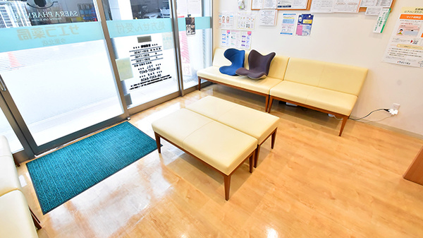 サエラ薬局 今里北店の待合スペース