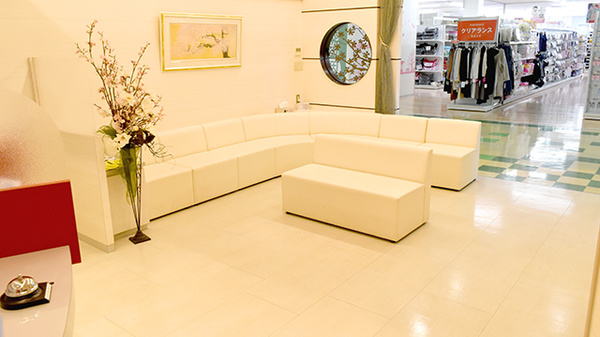 桜彩都薬局の待合スペース