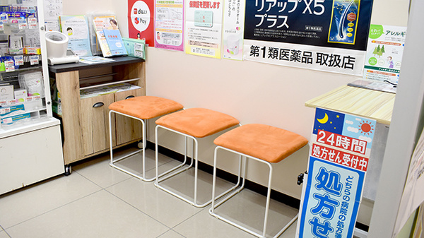 エムズドラッグ学園大和薬局の待合スペース