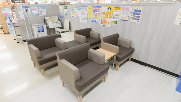 イオン薬局伊勢店の待合スペース