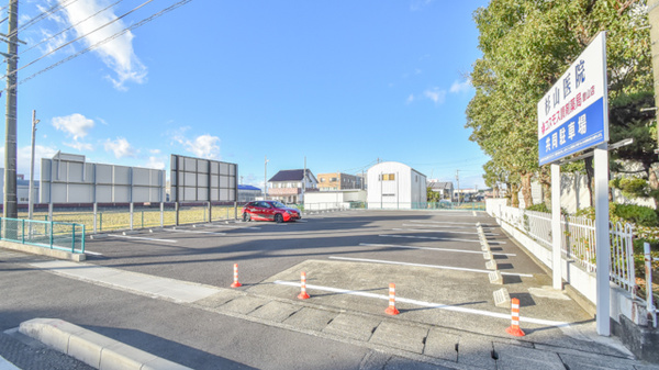 コスモス調剤薬局 豊山店の駐車場