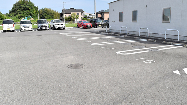 コスタ薬局の駐車場