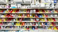 薬局トモズ　ニューコースト新浦安店の薬棚