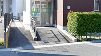 タウンズ薬局の入口