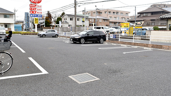 ヤックスドラッグ八柱薬局の駐車場