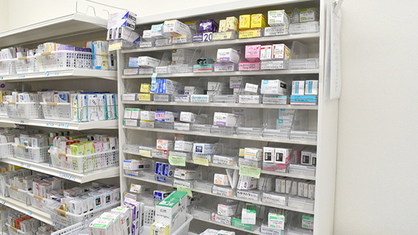 ヤックスドラッグちはら台薬局の薬棚