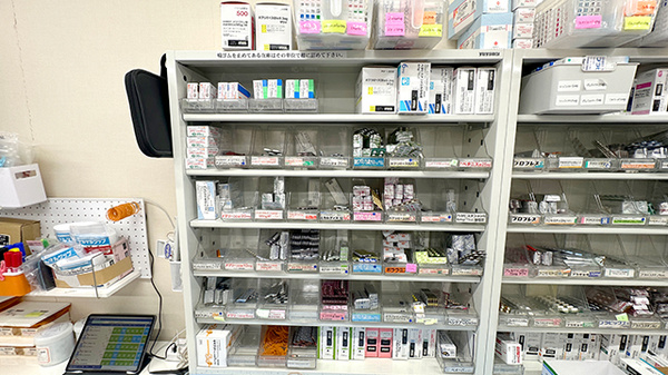 らんざん薬局の薬棚