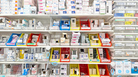 薬局トモズ 和光店の薬棚