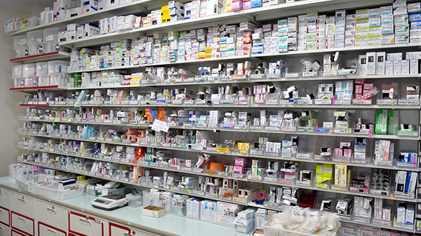 アカカベ薬局　門真江端店の薬棚