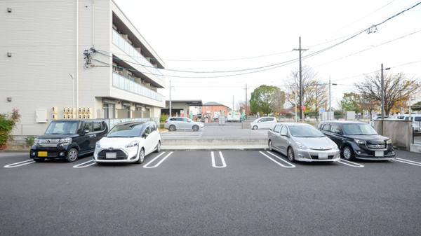 コスモス調剤薬局 南陽店の駐車場
